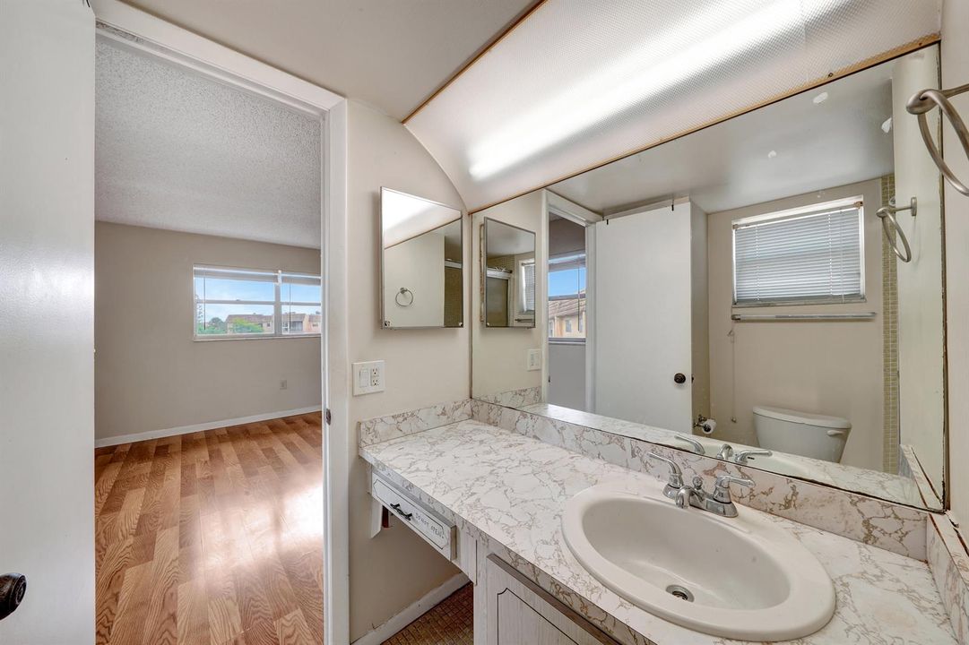 8 Master Bathroom (2)