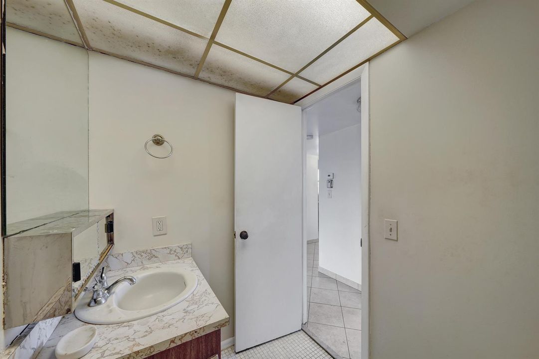 3 Guest Bathroom (2)