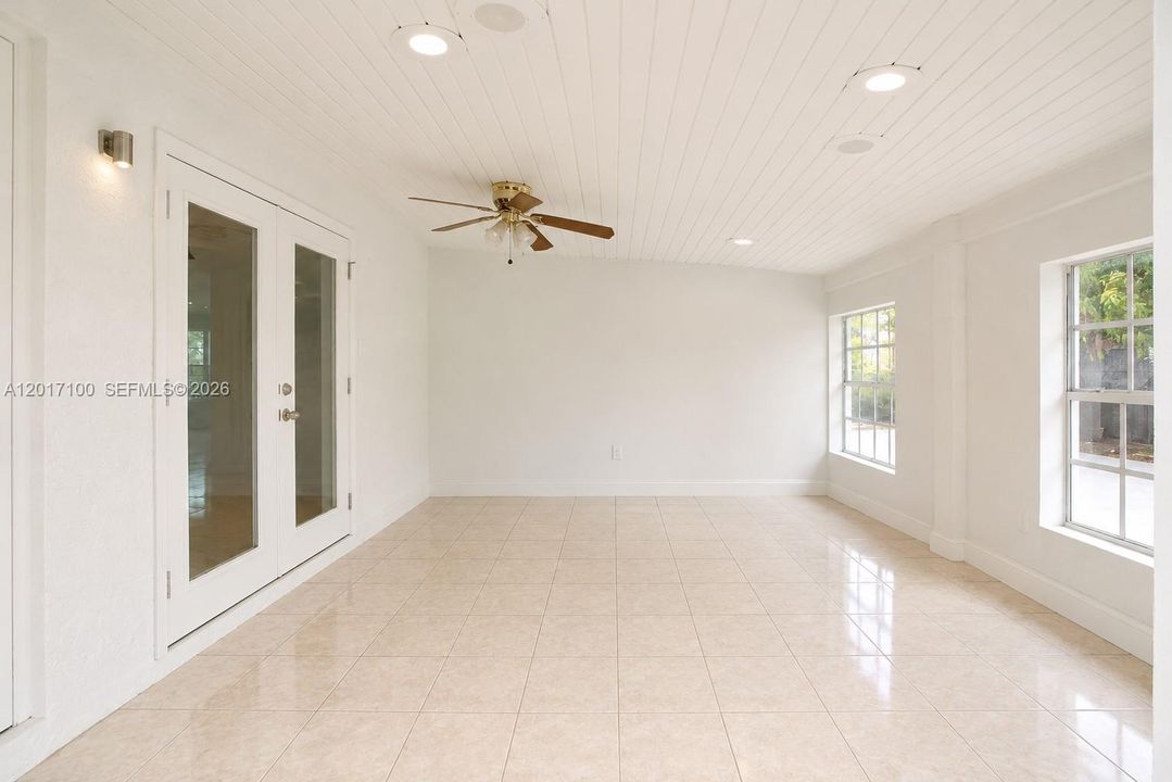 Recently Sold: $625,000 (3 beds, 2 baths, 2124 Square Feet)