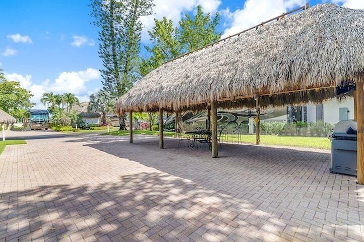 На продажу: $349,000 (0.12 acres)
