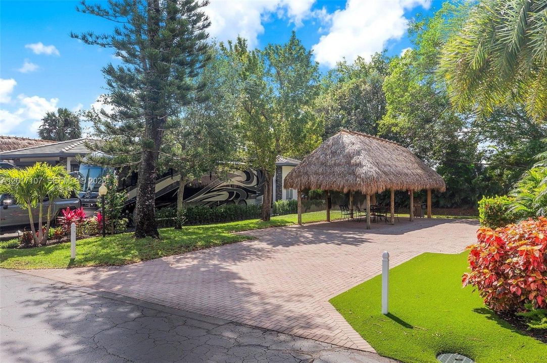 На продажу: $349,000 (0.12 acres)