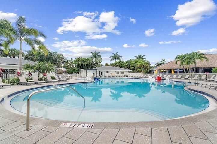 На продажу: $349,000 (0.12 acres)