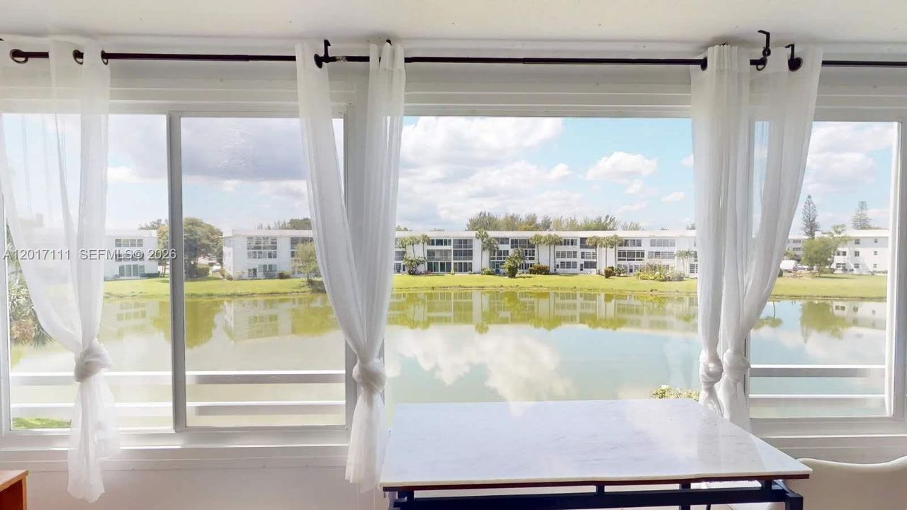 For Sale: $279,000 (2 beds, 2 baths, 1062 Square Feet)