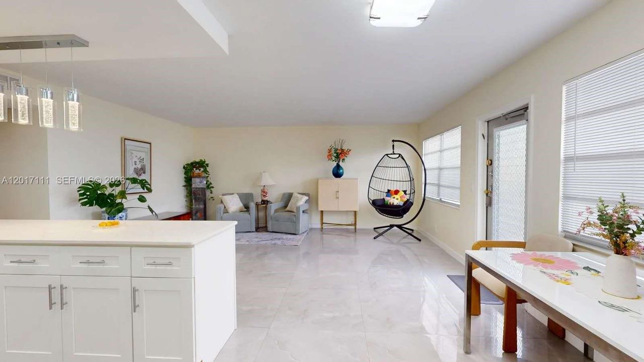 For Sale: $279,000 (2 beds, 2 baths, 1062 Square Feet)