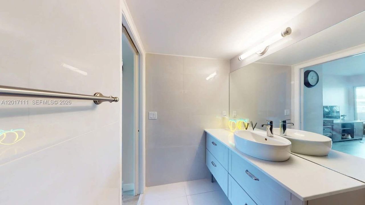 For Sale: $279,000 (2 beds, 2 baths, 1062 Square Feet)