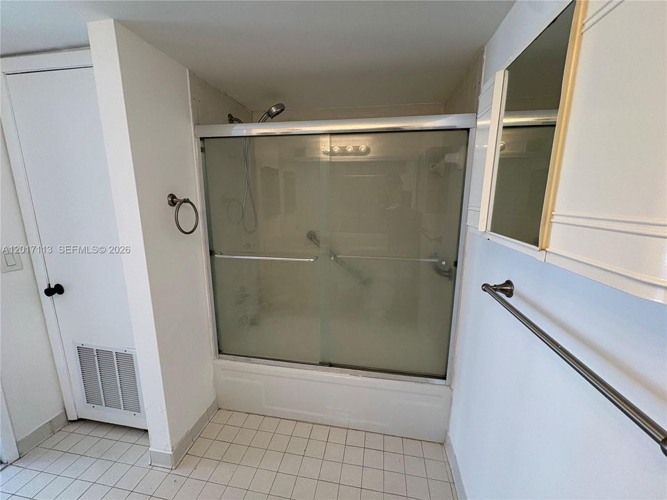 Activo con contrato: $2,300 (1 camas, 1 baños, 768 Pies cuadrados)