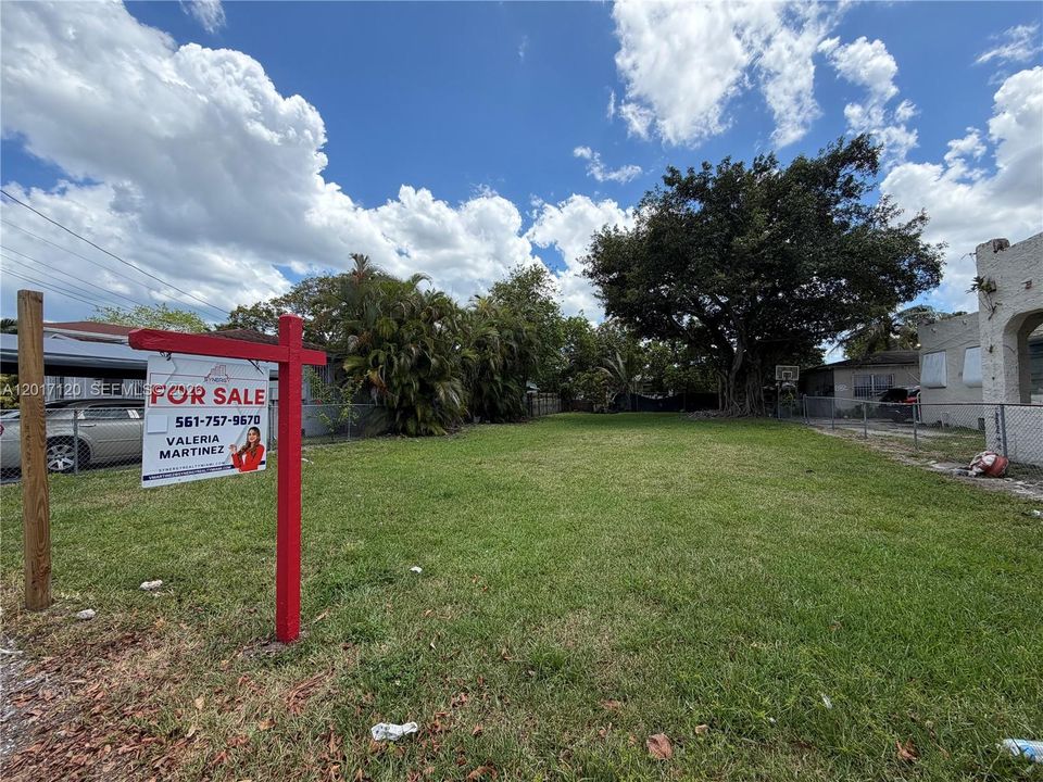 For Sale: $390,000 (0.14 acres)