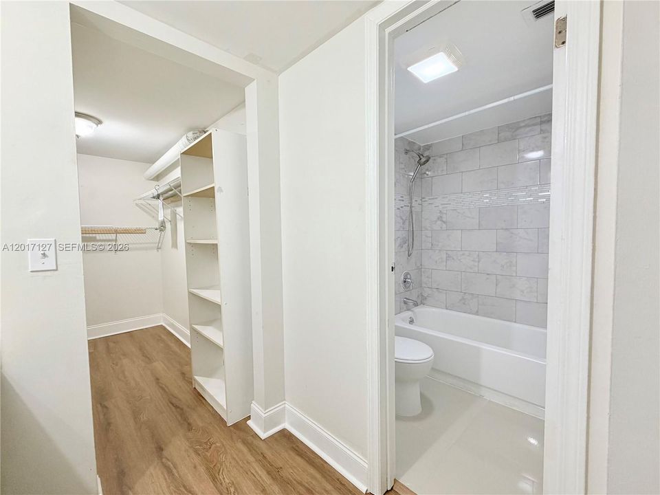 Active With Contract: $2,000 (1 beds, 1 baths, 815 Square Feet)