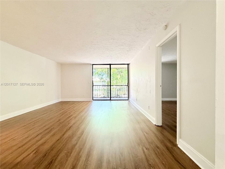 Active With Contract: $2,000 (1 beds, 1 baths, 815 Square Feet)