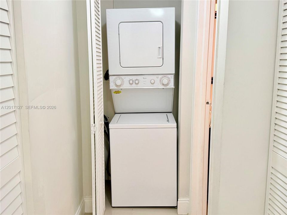 Active With Contract: $2,000 (1 beds, 1 baths, 815 Square Feet)