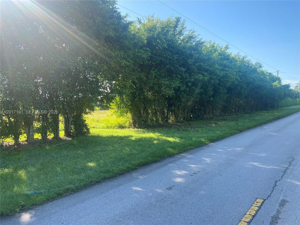 En Venta: $5,500,000 (9.00 acres)