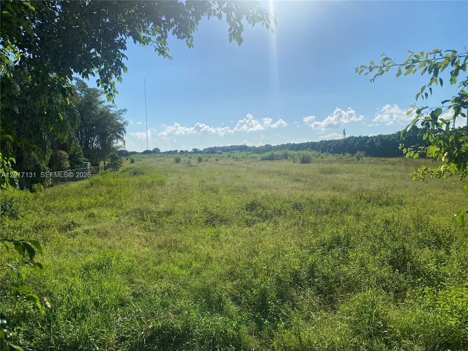 En Venta: $5,500,000 (9.00 acres)