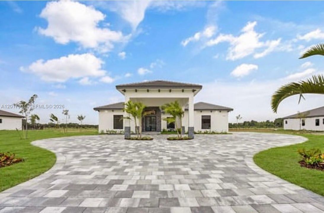 En Venta: $5,500,000 (9.00 acres)