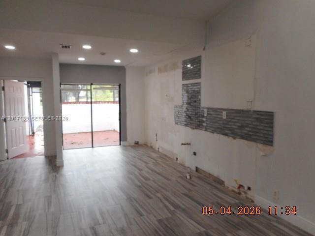 На продажу: $215,000 (2 спален, 2 ванн, 990 Квадратных фут)