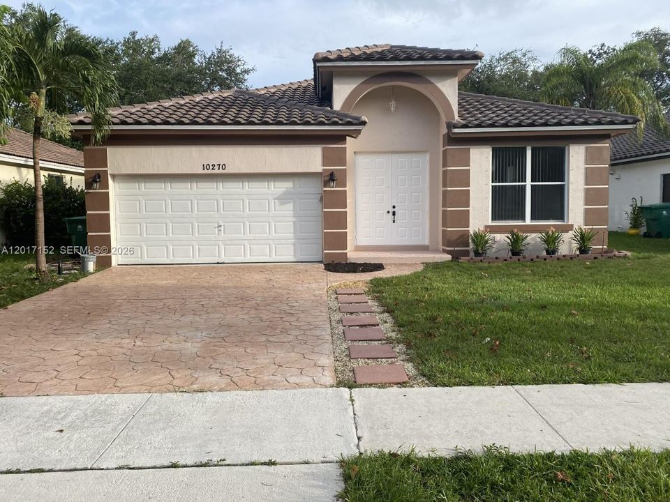 Active With Contract: $4,000 (4 beds, 2 baths, 1796 Square Feet)