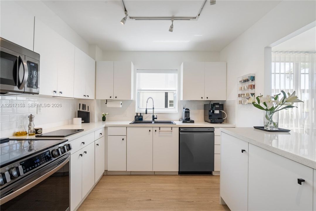 For Sale: $1,000,000 (2 beds, 2 baths, 1630 Square Feet)