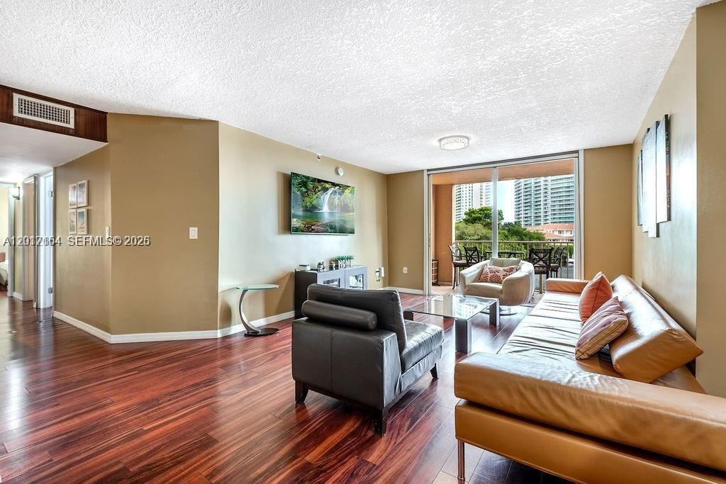 Recently Rented: $3,100 (2 beds, 2 baths, 1100 Square Feet)