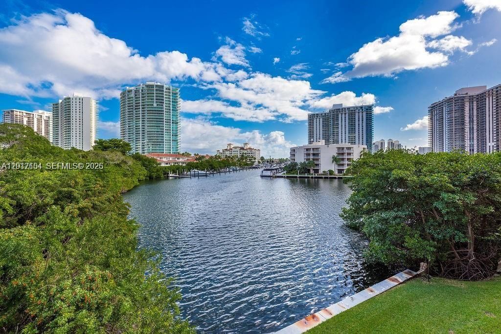 Recently Rented: $3,100 (2 beds, 2 baths, 1100 Square Feet)