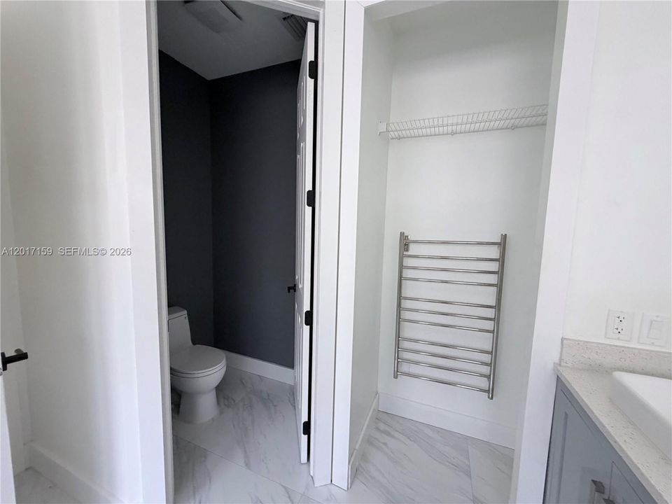 合同活跃: $799,900 (4 贝兹, 3 浴室, 2842 平方英尺)