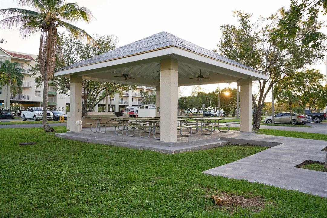 For Sale: $200,000 (1 beds, 1 baths, 760 Square Feet)