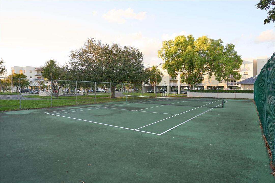 For Sale: $200,000 (1 beds, 1 baths, 760 Square Feet)
