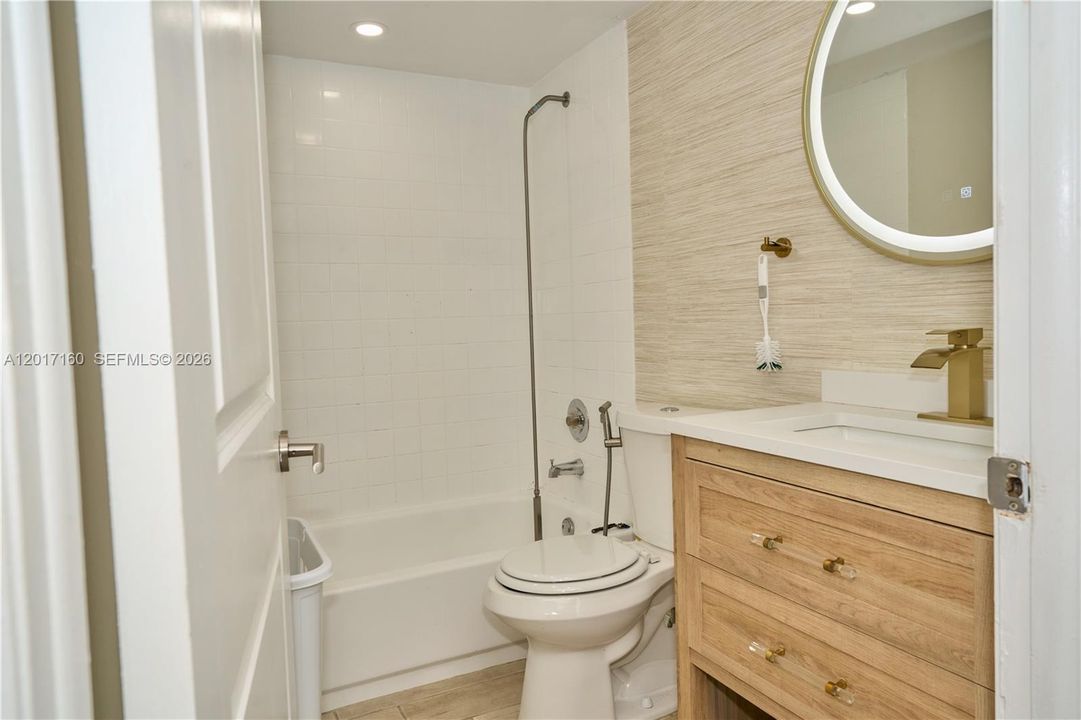 For Sale: $200,000 (1 beds, 1 baths, 760 Square Feet)