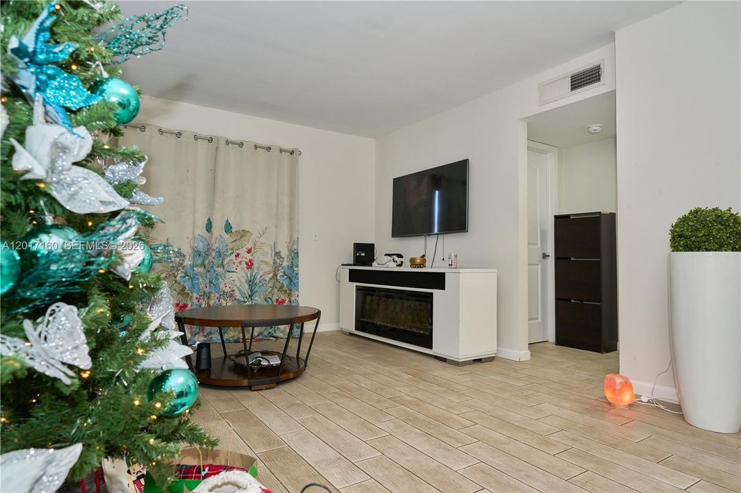 На продажу: $199,999 (1 спален, 1 ванн, 760 Квадратных фут)