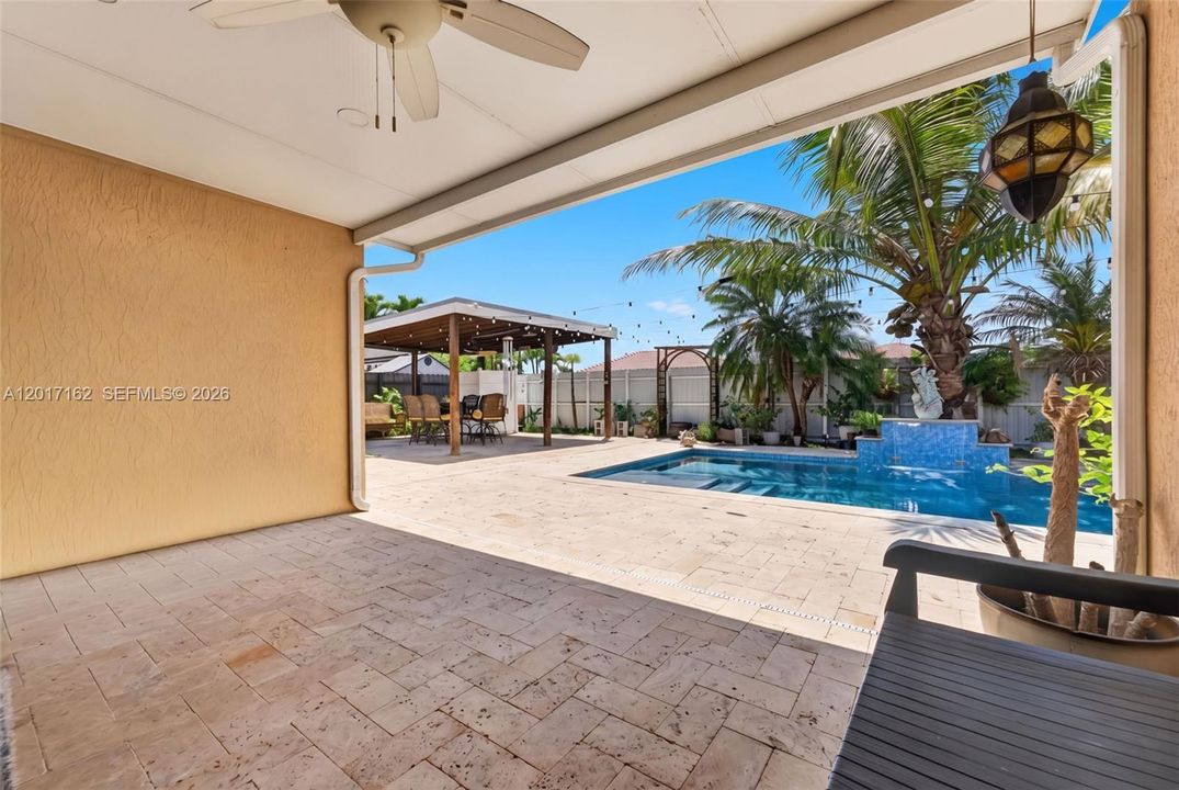 En Venta: $675,000 (4 camas, 3 baños, 2006 Pies cuadrados)
