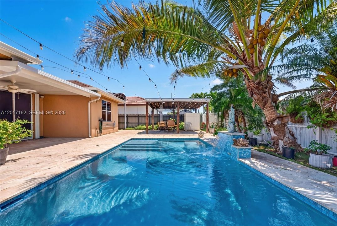 En Venta: $675,000 (4 camas, 3 baños, 2006 Pies cuadrados)