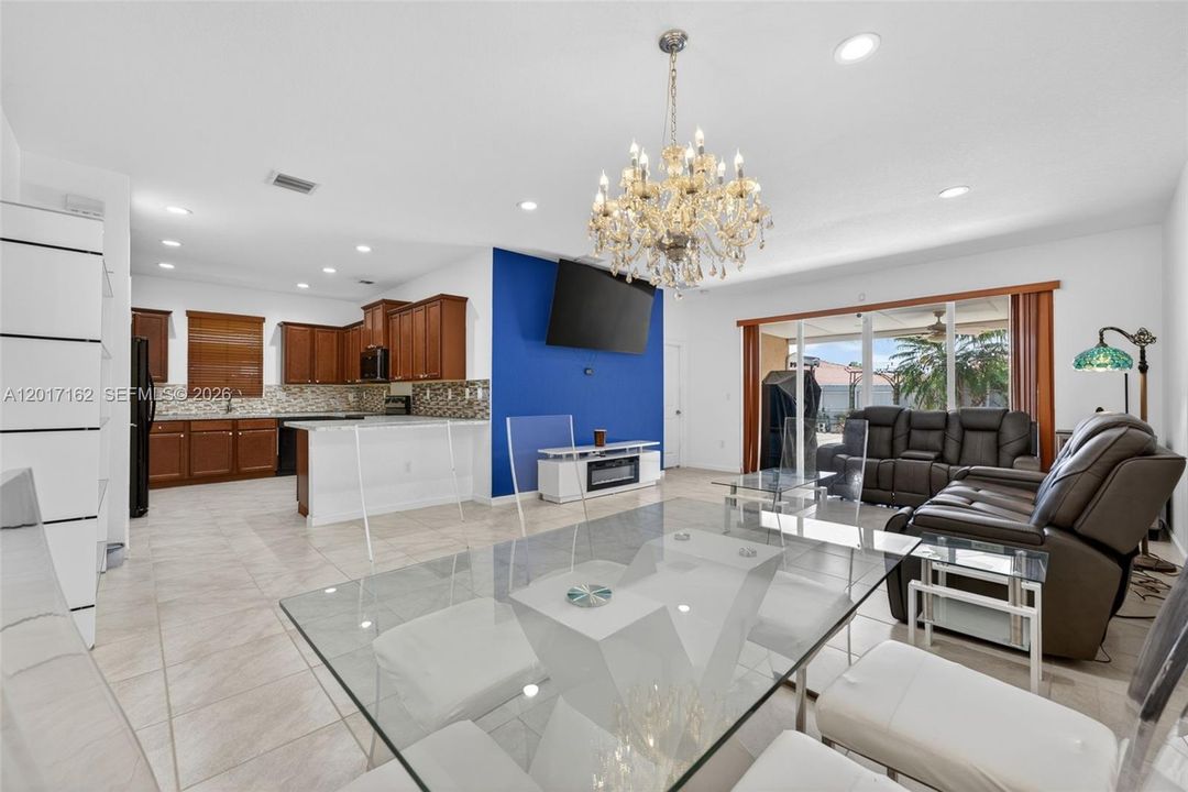 En Venta: $675,000 (4 camas, 3 baños, 2006 Pies cuadrados)