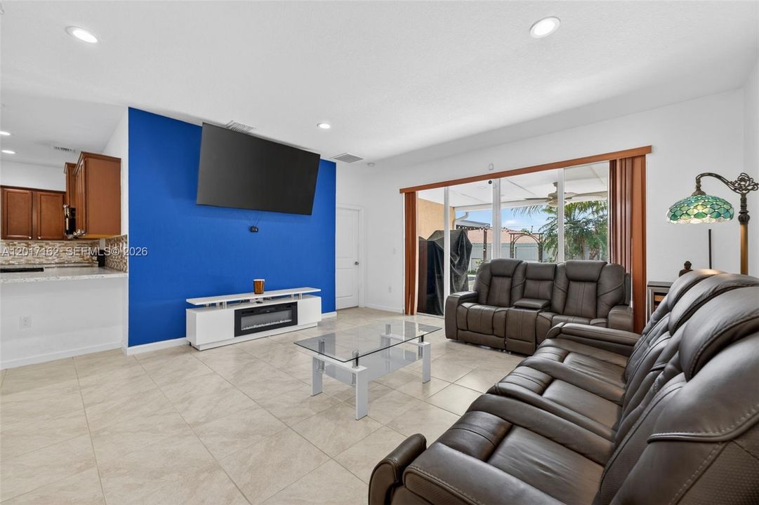En Venta: $675,000 (4 camas, 3 baños, 2006 Pies cuadrados)