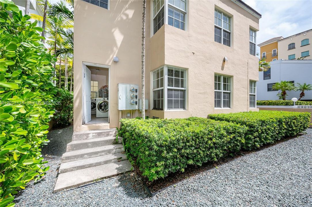 Active With Contract: $2,900 (2 beds, 1 baths, 1200 Square Feet)