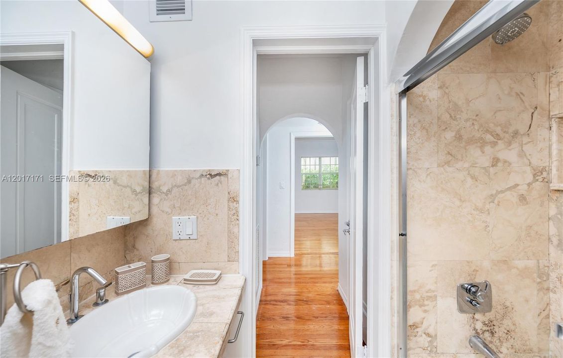 Active With Contract: $2,900 (2 beds, 1 baths, 1200 Square Feet)