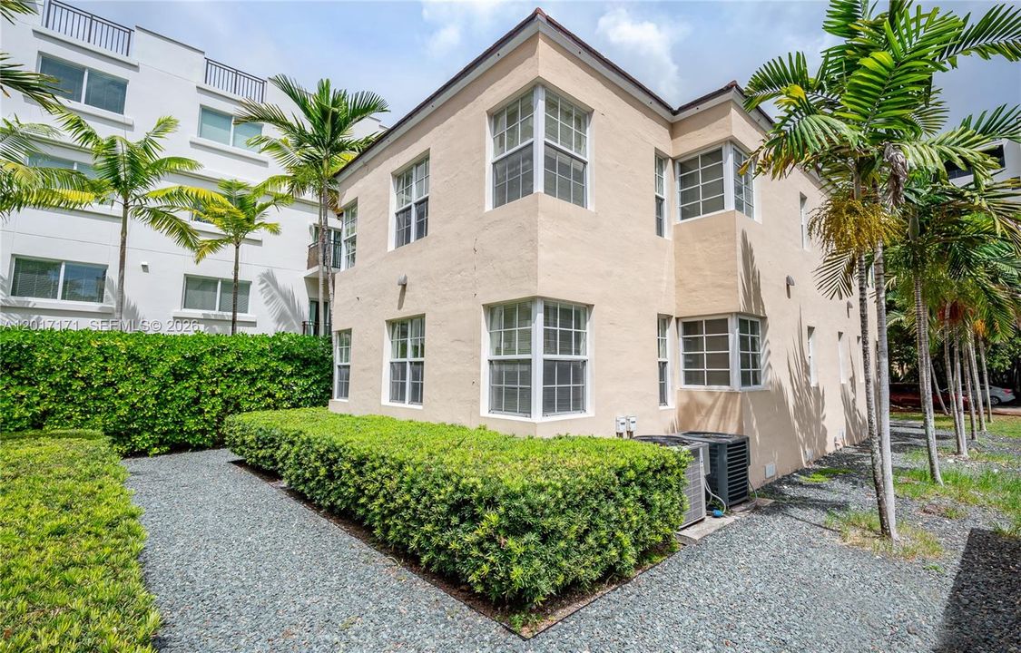 Active With Contract: $2,900 (2 beds, 1 baths, 1200 Square Feet)