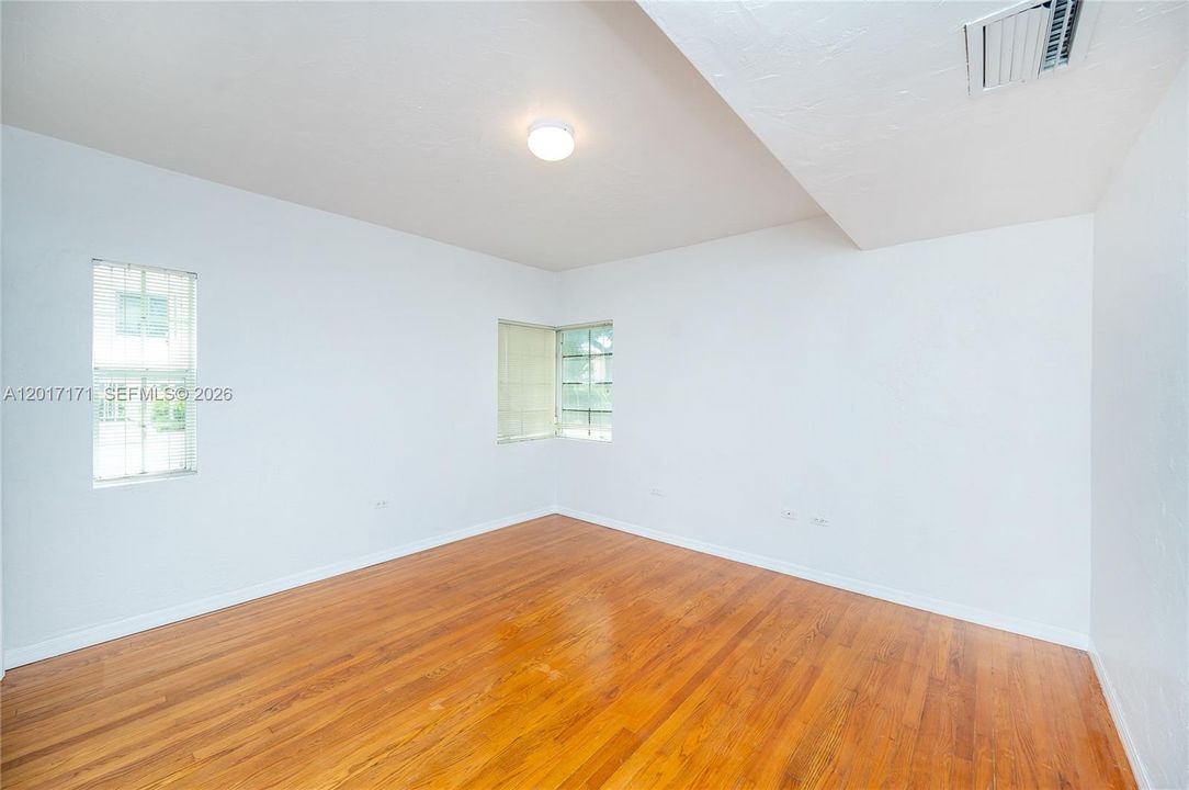 Active With Contract: $2,900 (2 beds, 1 baths, 1200 Square Feet)