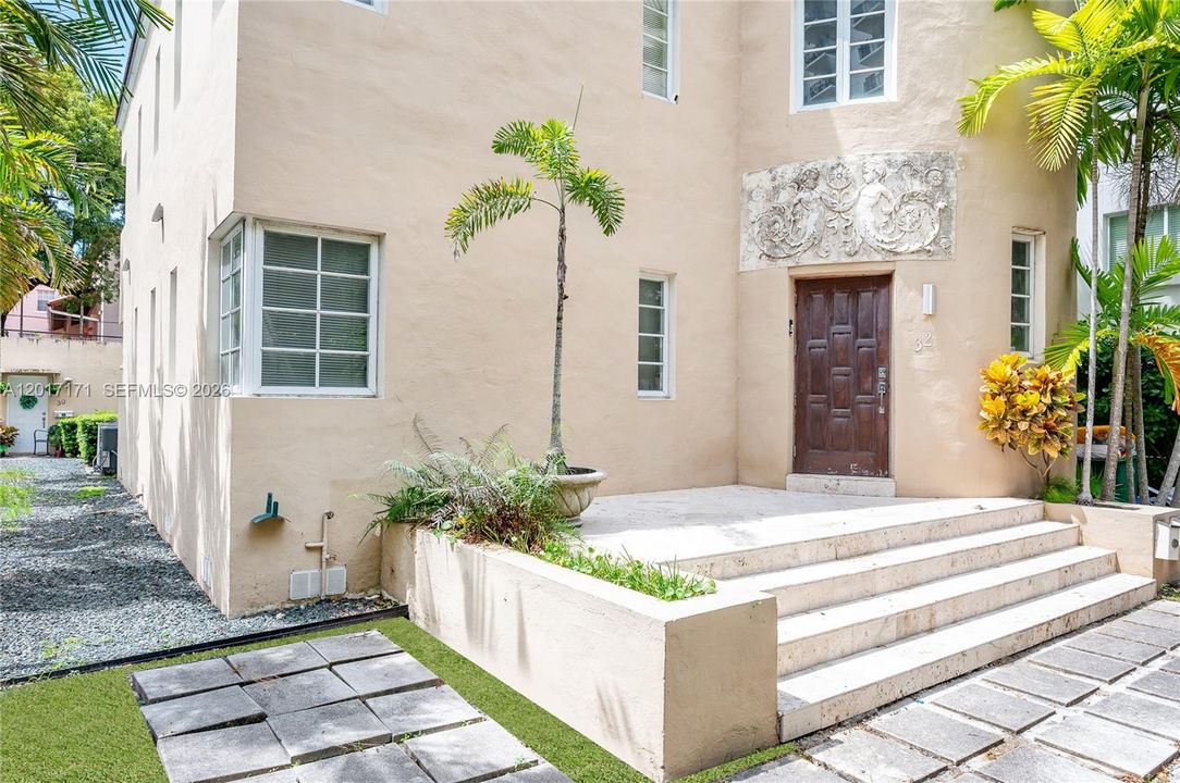 Active With Contract: $2,900 (2 beds, 1 baths, 1200 Square Feet)