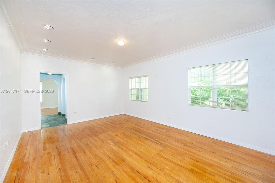 Active With Contract: $2,900 (2 beds, 1 baths, 1200 Square Feet)