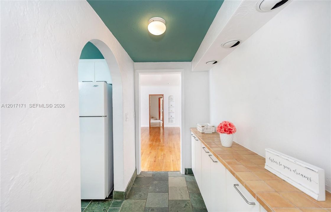 Active With Contract: $2,900 (2 beds, 1 baths, 1200 Square Feet)