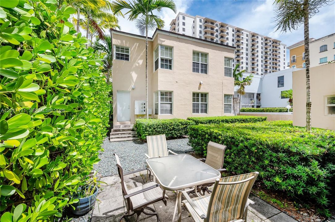 Active With Contract: $2,900 (2 beds, 1 baths, 1200 Square Feet)