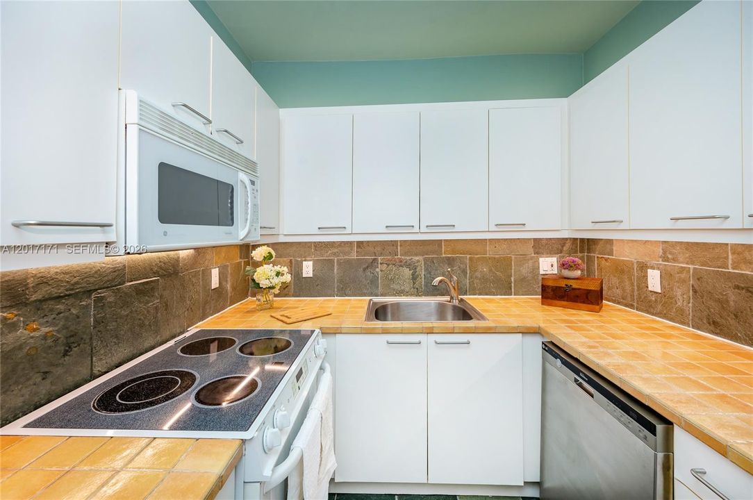 Active With Contract: $2,900 (2 beds, 1 baths, 1200 Square Feet)