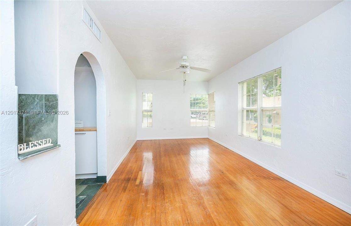 Active With Contract: $2,900 (2 beds, 1 baths, 1200 Square Feet)