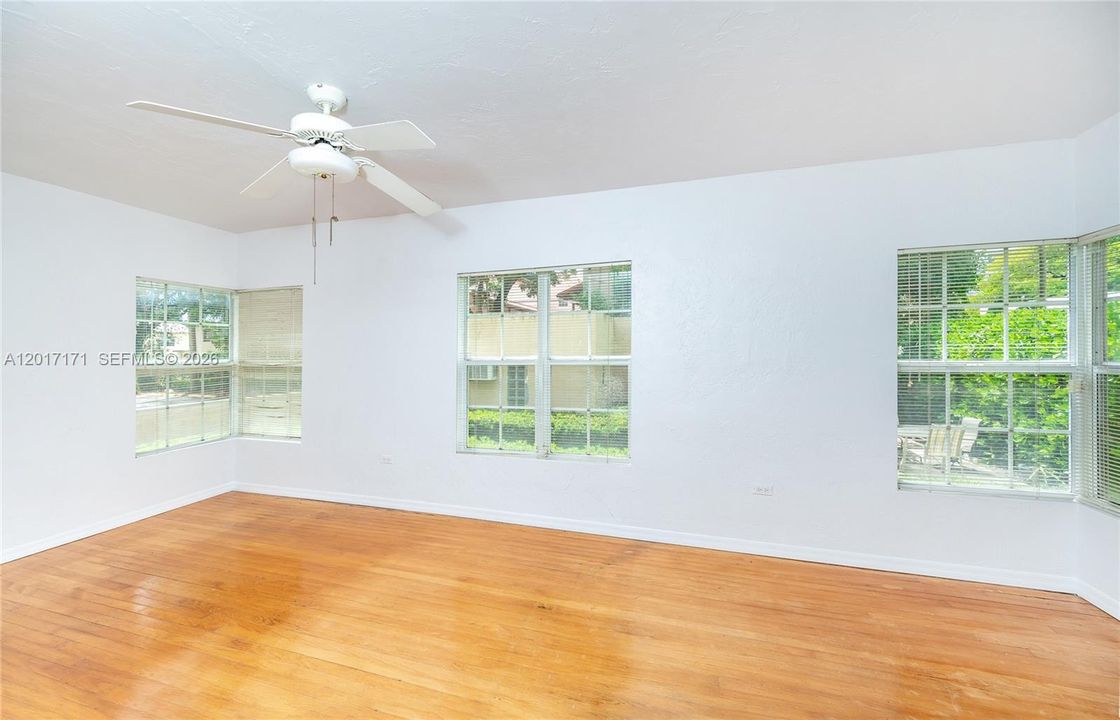 Active With Contract: $2,900 (2 beds, 1 baths, 1200 Square Feet)