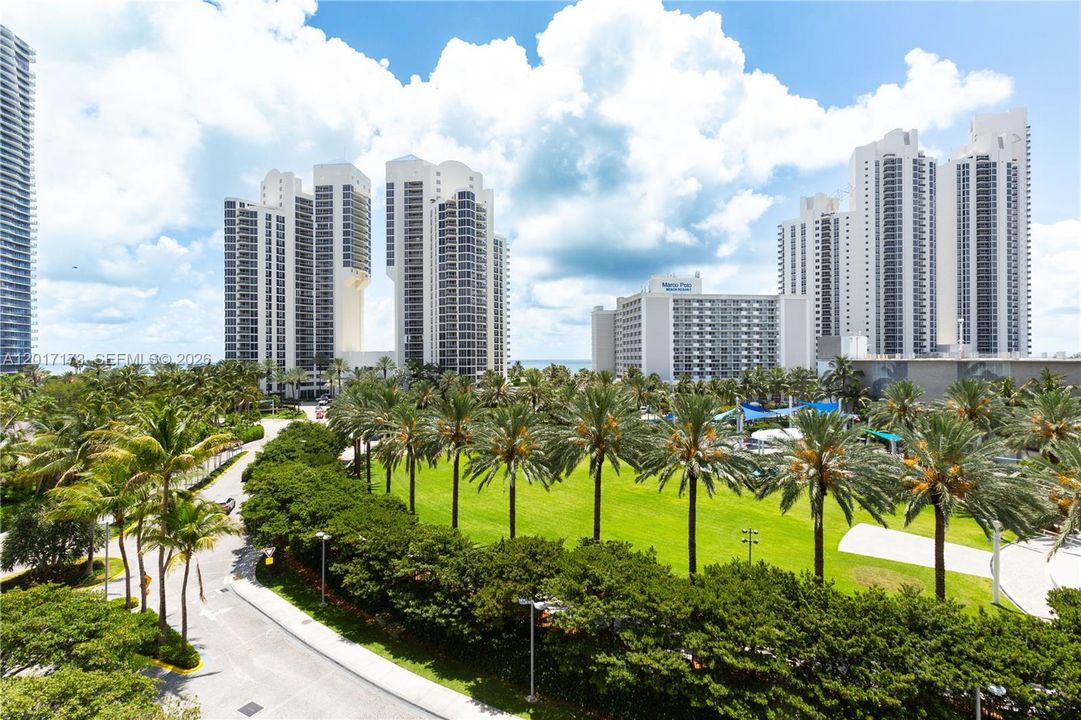 For Sale: $474,999 (1 beds, 1 baths, 1005 Square Feet)