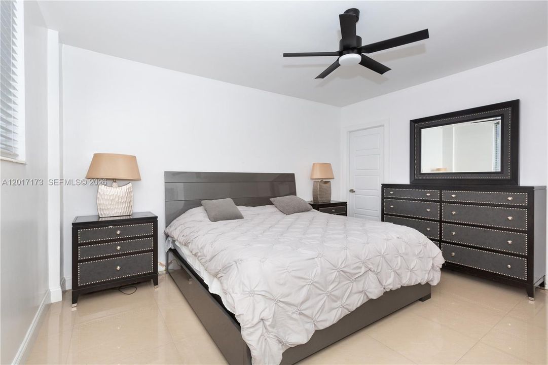 For Sale: $474,999 (1 beds, 1 baths, 1005 Square Feet)