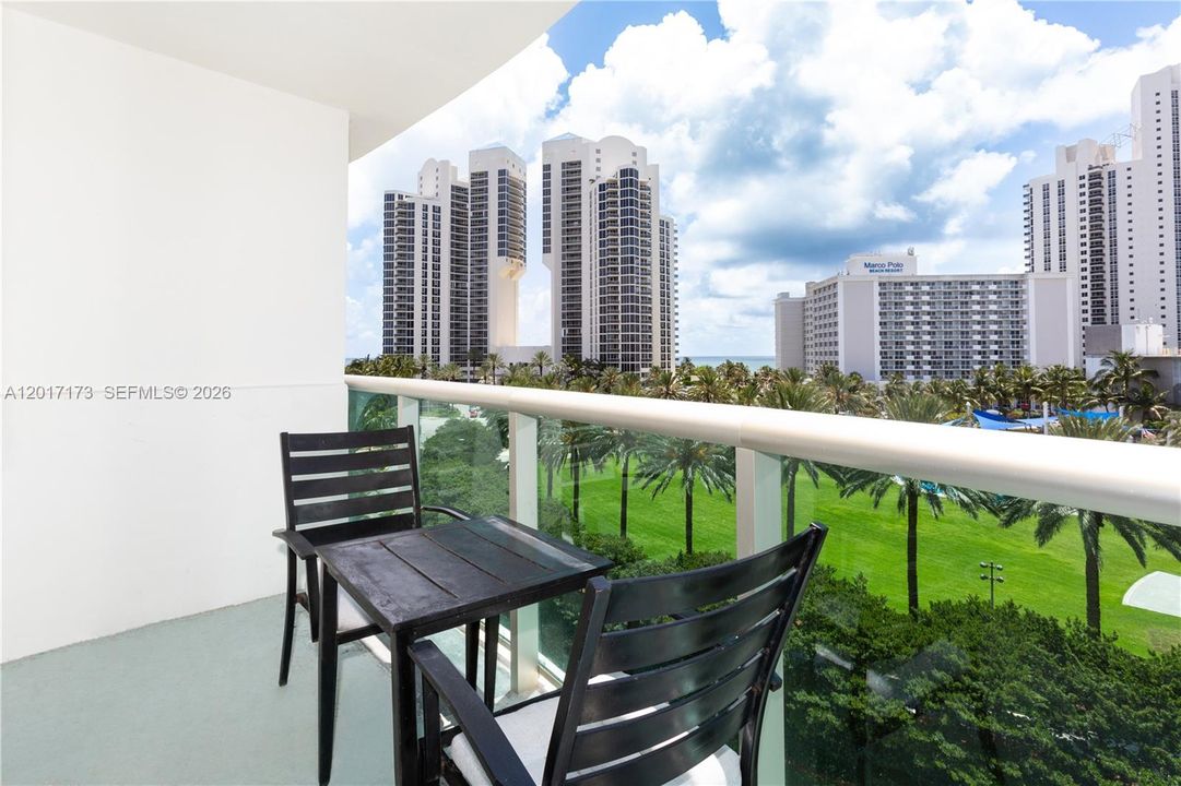 For Sale: $474,999 (1 beds, 1 baths, 1005 Square Feet)