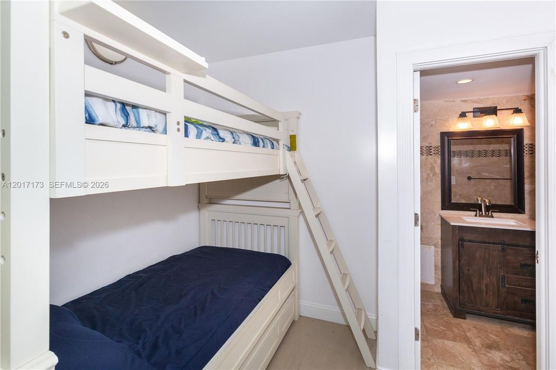 For Sale: $474,999 (1 beds, 1 baths, 1005 Square Feet)