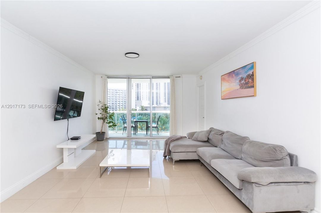 For Sale: $474,999 (1 beds, 1 baths, 1005 Square Feet)