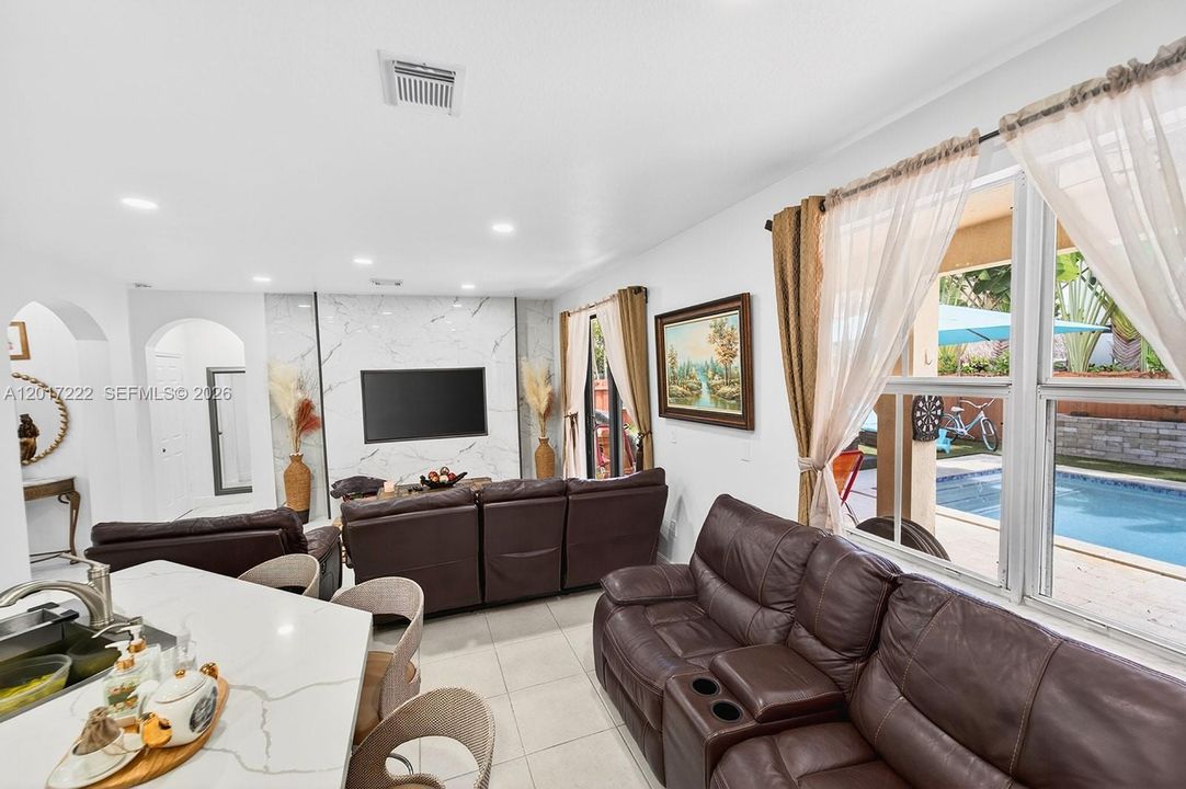 For Sale: $950,000 (5 beds, 3 baths, 2598 Square Feet)