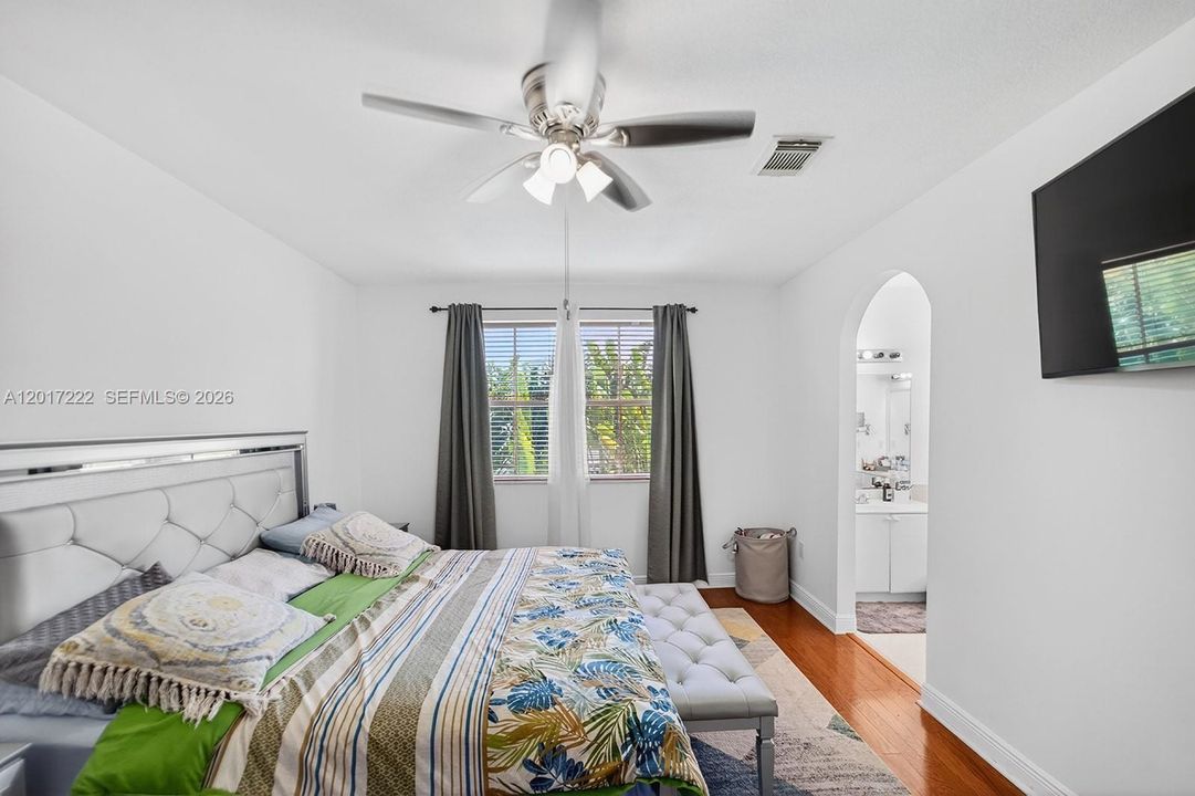 For Sale: $950,000 (5 beds, 3 baths, 2598 Square Feet)