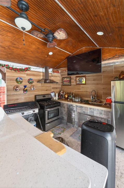 For Sale: $950,000 (5 beds, 3 baths, 2598 Square Feet)
